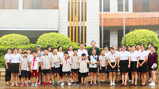 《南國早報》小記者團(tuán)走進(jìn)百裕集團(tuán)生產(chǎn)中心，探訪“學(xué)生裝”奧秘